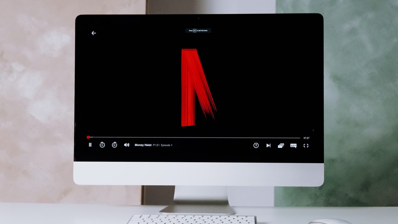 Tela de computador com logo da Netflix.