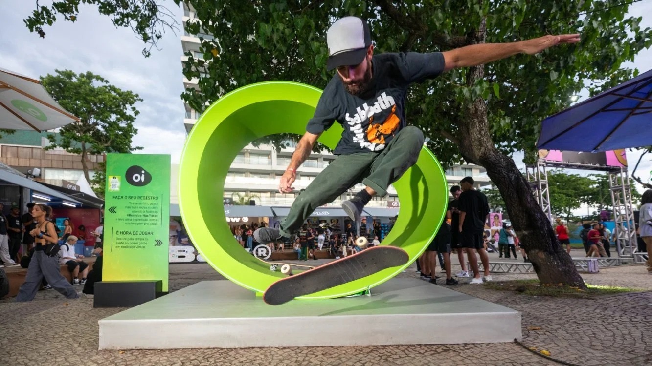 Homem fazendo manobra em frente ao halo verde do STU