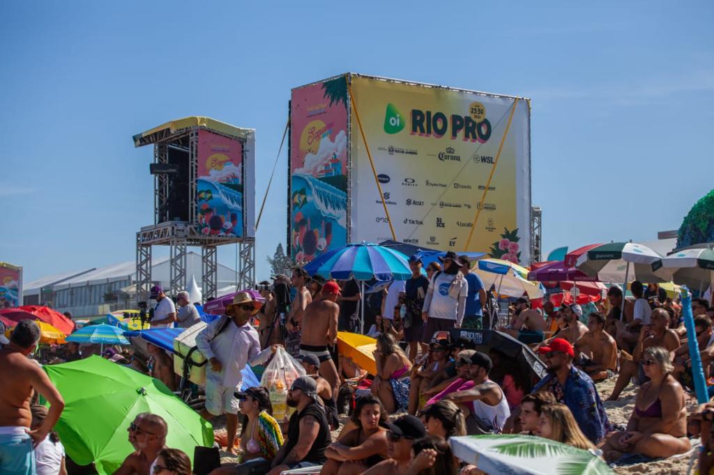 multidão em uma praia durante o evento de surf Oi Rio Pro