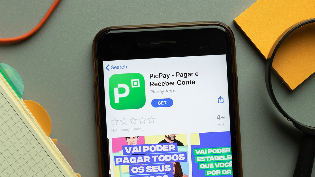 Celular com o aplicativo PicPay aberto na tela.