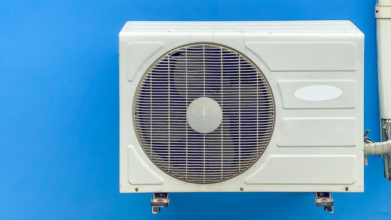 Maquina de ar condicionado em um fundo azul