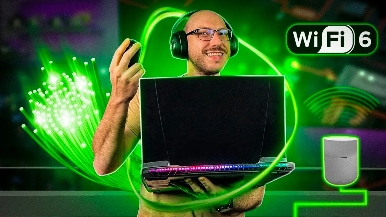 De headphone, Diego Kerber segura um notebook gamer com a mão esquerda e um mouse com a mão direita