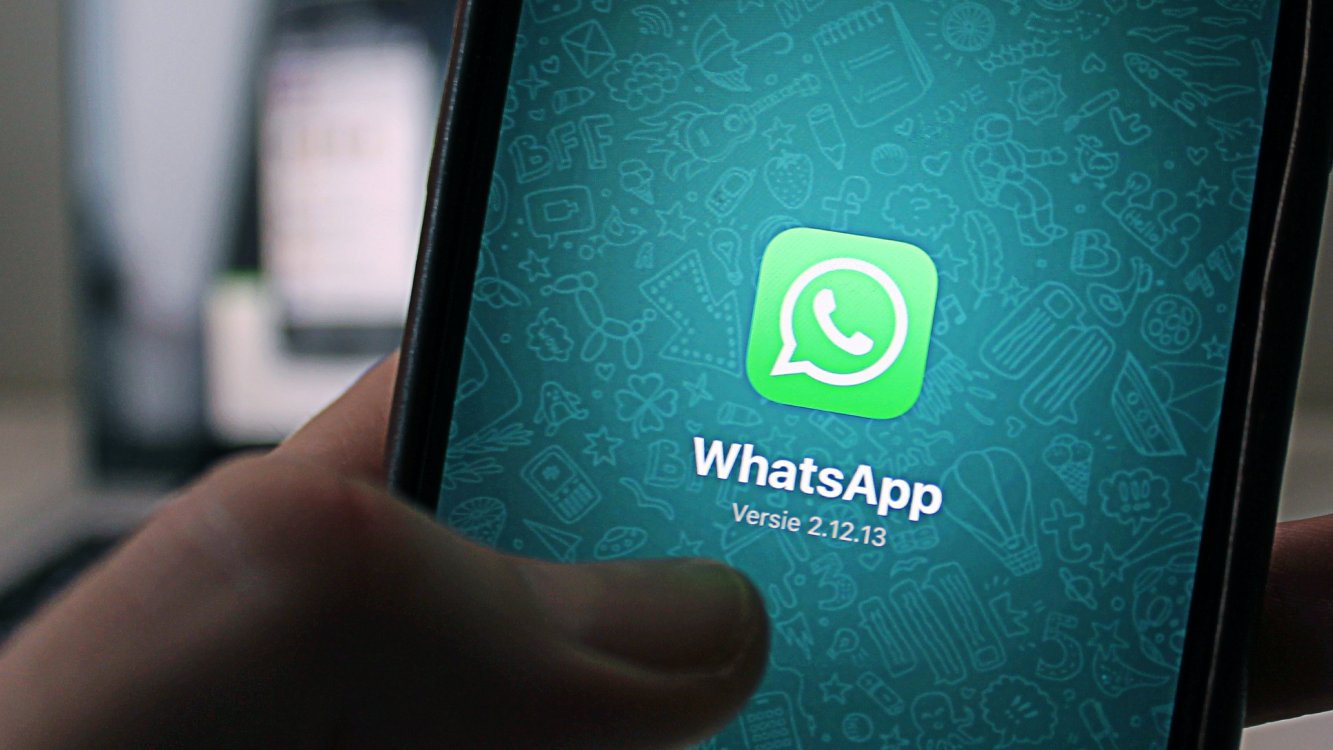 Smartphone com WhatsApp na tela