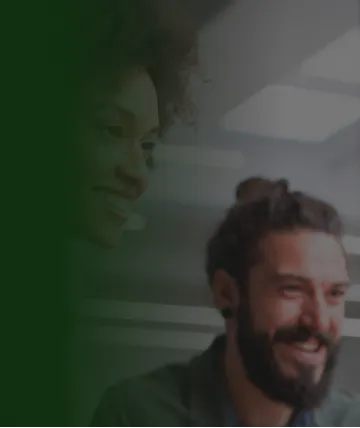 Colegas de trabalho compartilham ideias sobre governança na Oi.