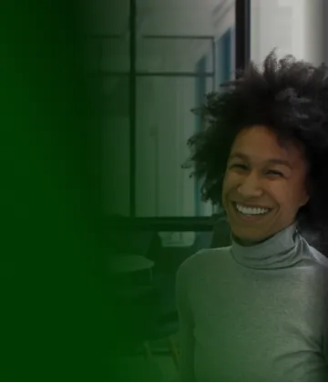 Colaboradora alegre no escritório.