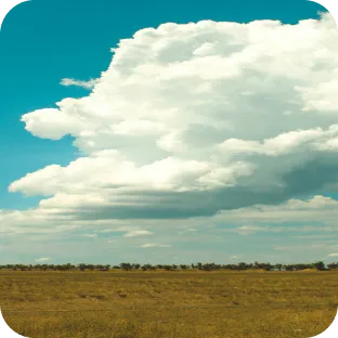 Em cenário natural, nuvens se aproximam.