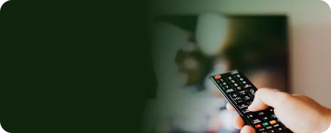 Família se diverte assistindo streaming na televisão conectada a internet com o melhor plano de internet residencial.