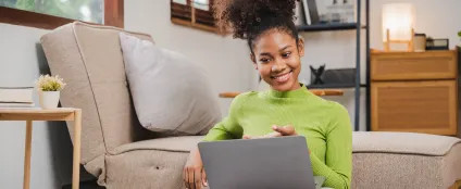 Em casa, jovem assiste a aula online usando internet residencial Oi Fibra