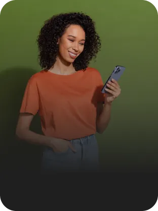 Mulher sorri enquanto conversa no celular conectada ao Wi-Fi da internet Oi Fibra