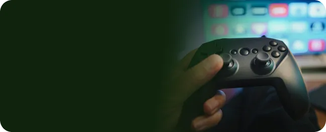 Pessoa usa joystick pra jogar online