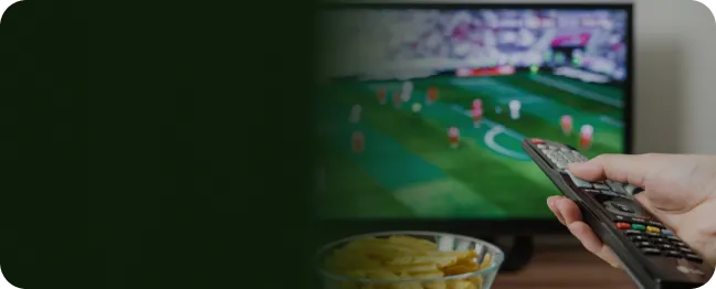 Pessoa usa controle remoto enquanto vê futebol ao vivo e online