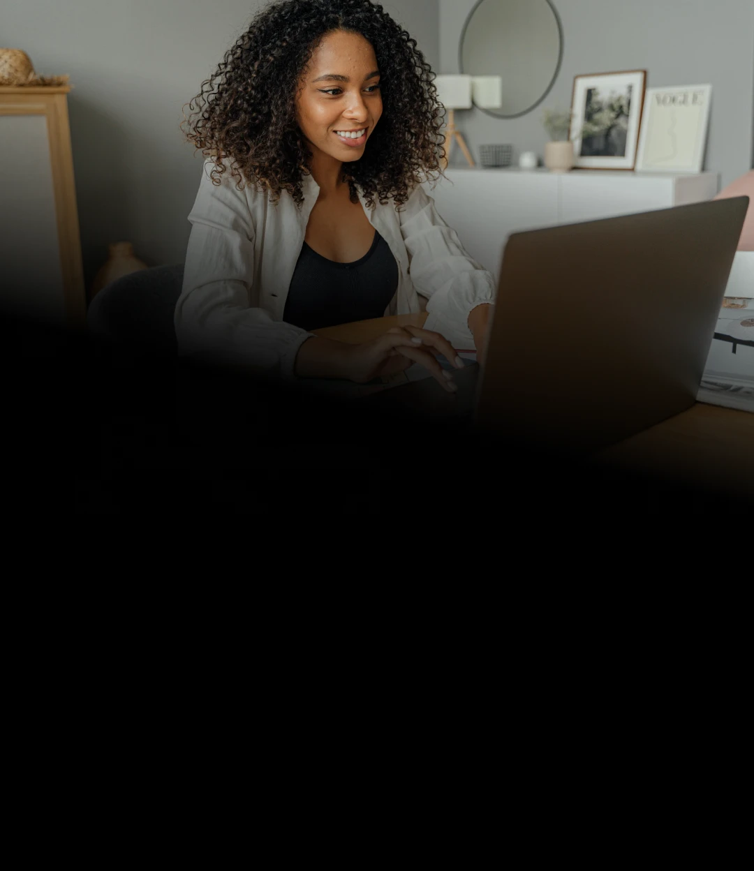 Mulher usa a internet fibra ótica Oi Fibra pra trabalhar de casa
