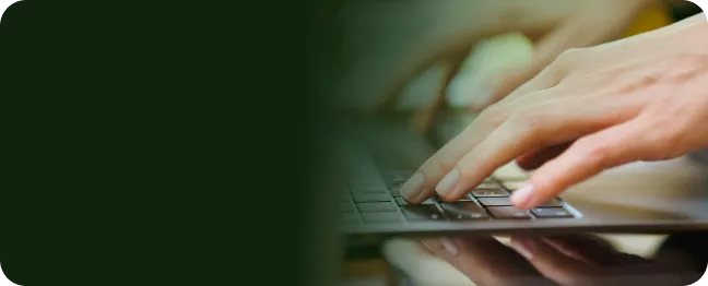 Imagem de mãos digitando em um notebook, representando o trabalho e produtividade com a internet Oi Fibra, ideal para home office.