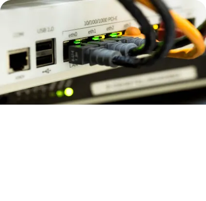 Imagem de um roteador mostrando cabos de rede e indicadores LED destacando a conectividade e eficiência da internet Oi Fibra X