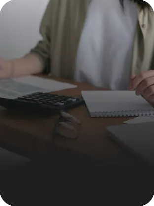 Pessoa trabalha usando notebook, organizando orçamento e fazendo o pagamento de conta da internet Oi Fibra.