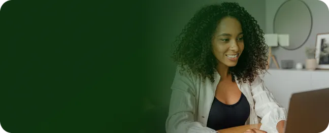 Mulher usa a internet Oi Fibra pra trabalhar de casa
