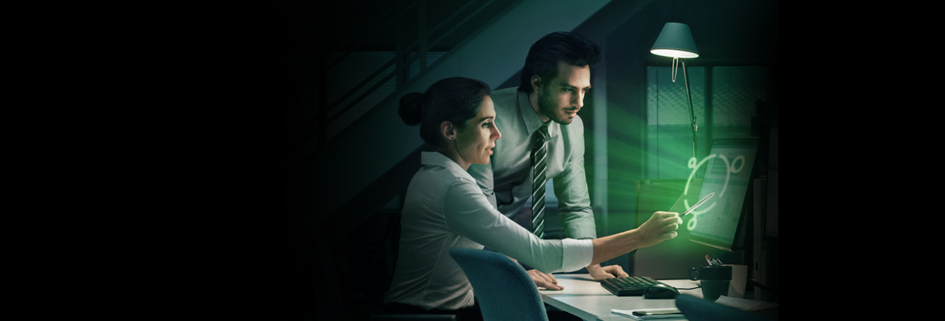 Executiva pensativa diante de um datacenter