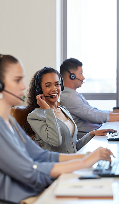 Três operadores de call center atendendo os clientes, usando hadsets