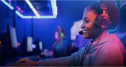 Mulher com headset em competição de eSports