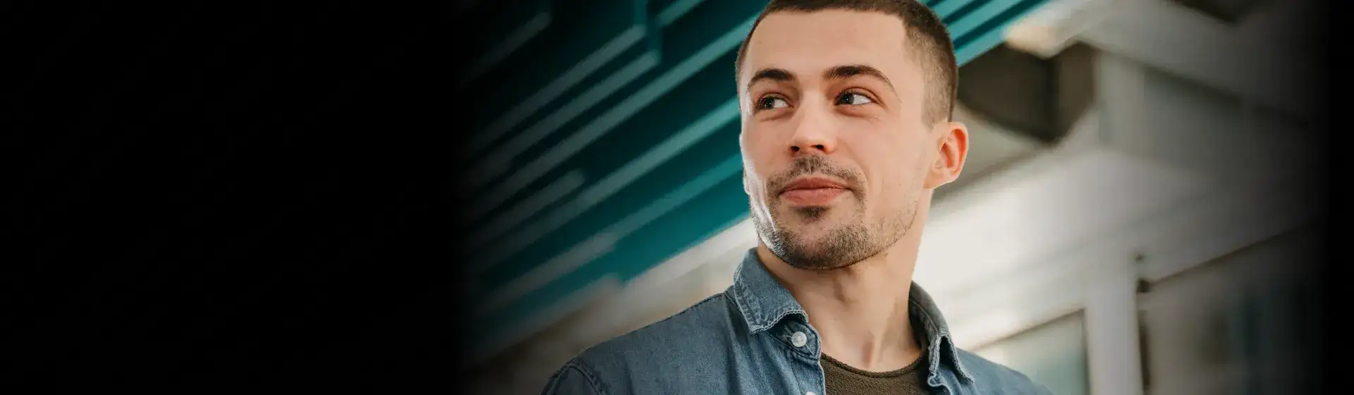 Fotos de um homem de cabelo curto e camisa jeans olhando para sua direita