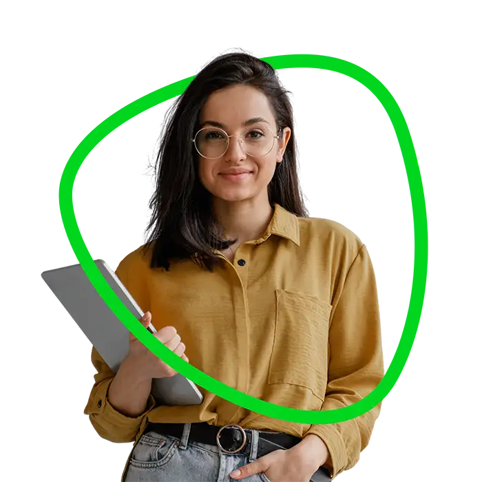 mulher morena de óculos segurando o notebook