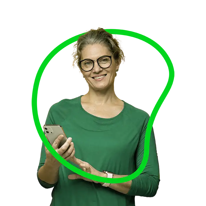 mulher morena de óculos segurando o notebook