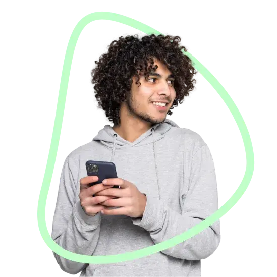 Homem, de casaco, segura um celular enquanto olha para o lado esquerdo. Ele está envolto pela marca da Oi