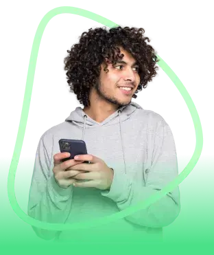 Homem, de casaco, segura um celular enquanto olha para o lado esquerdo. Ele está envolto pela marca da Oi