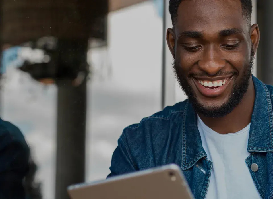  jovem negro interagindo com um tablet