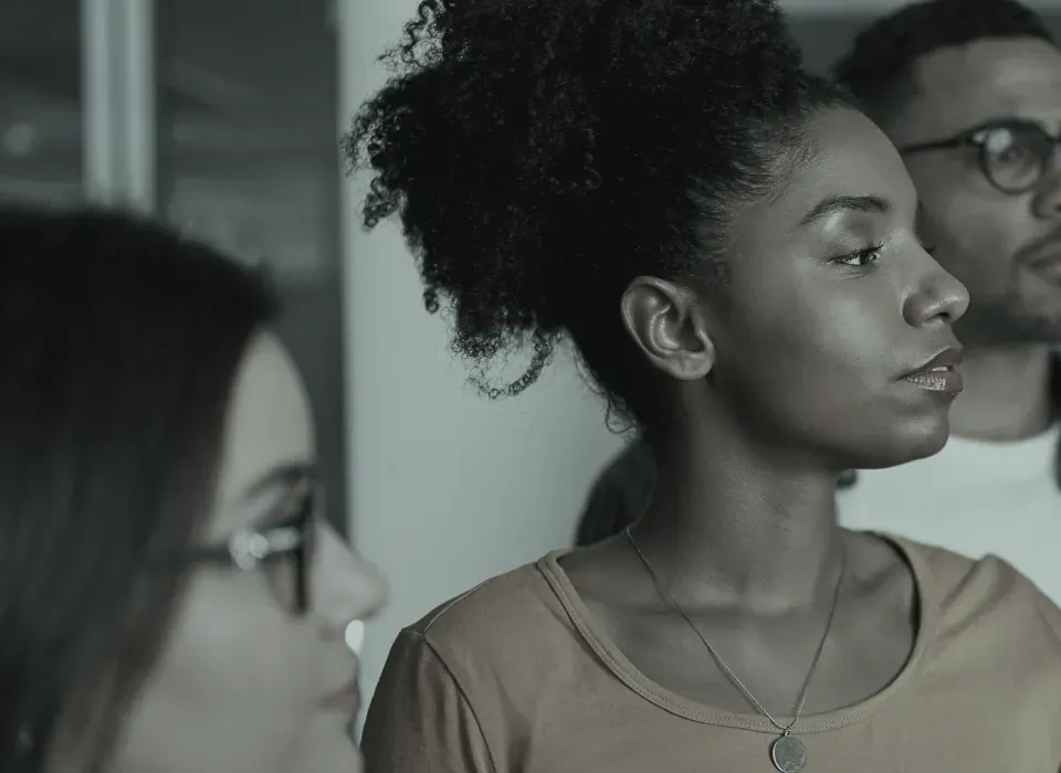 Duas mulheres prestando atenção em algo que está na frente delas