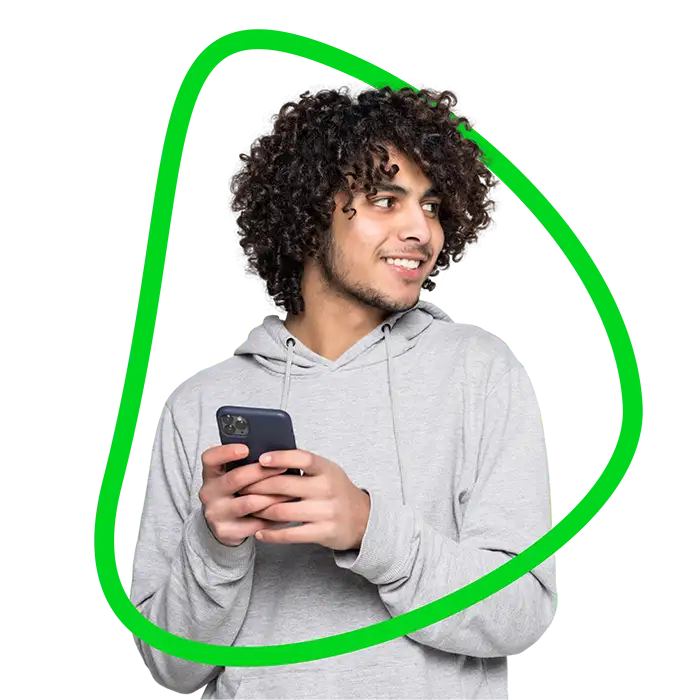 homem negro segurando um smartphone