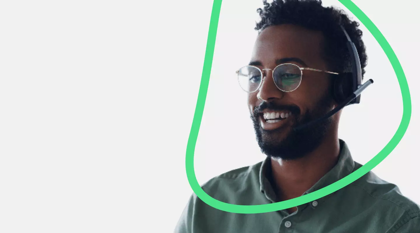 Homem sorridente com óculos de lentes transparentes e headset