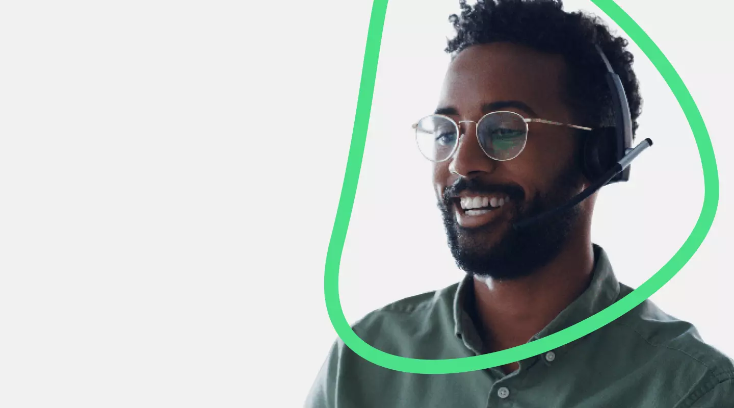Banner do Oi Expert Homem sorridente com óculos de lentes transparentes e headset