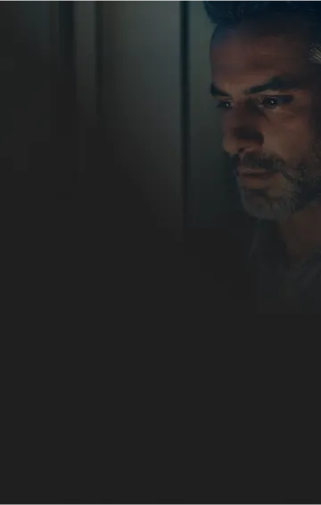 Use o canal de denúncias da Oi para reclamações e esclarecimentos. Homem usa o canal de denúncias da Oi em seu tablet.