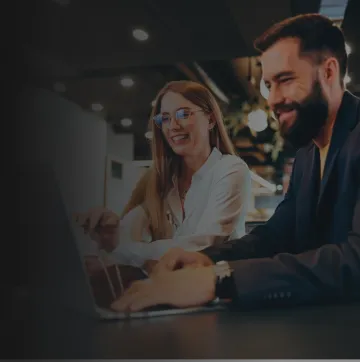 ESG na Oi. Empresária apresenta ideias de desenvolvimento social e ambiental para seu companheiro de trabalho.