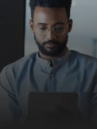 Conheça a página de Prática de riscos e controle da Oi. Colaboradora alegre no escritório.