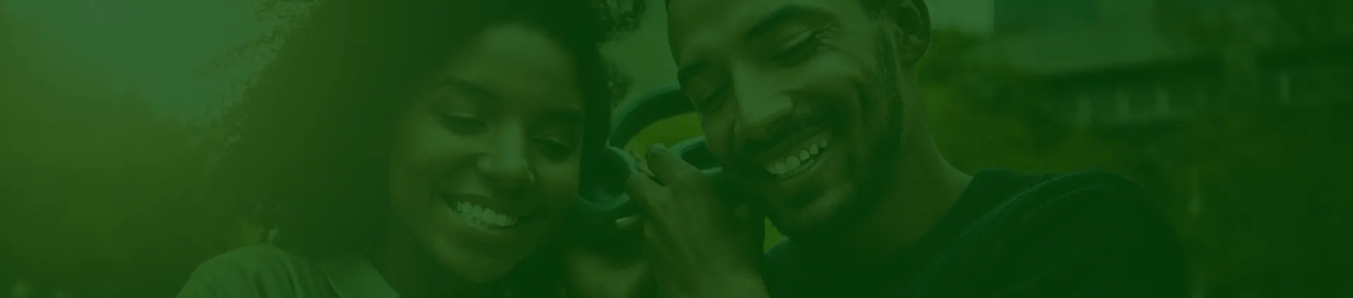 Saiba mais sobre a relação de comprometimento da Oi com seus clientes. Clientes Oi ouvem música juntos.