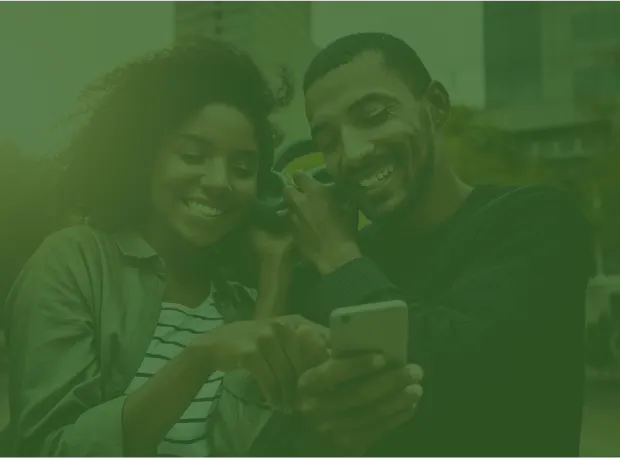 Saiba mais sobre a relação de comprometimento da Oi com seus clientes. Clientes Oi ouvem música juntos.