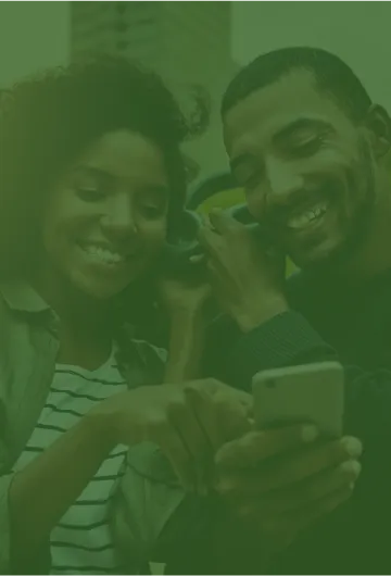 Saiba mais sobre a relação de comprometimento da Oi com seus clientes. Clientes Oi ouvem música juntos.
