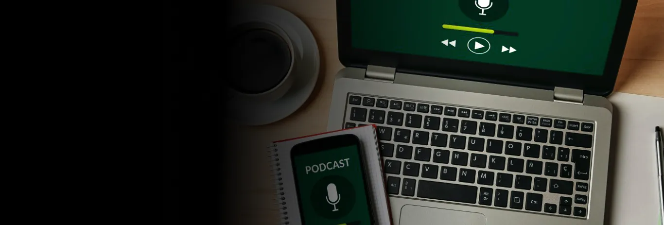 Laptop e celular sobre uma mesa acessando o podcast da Oi Soluções