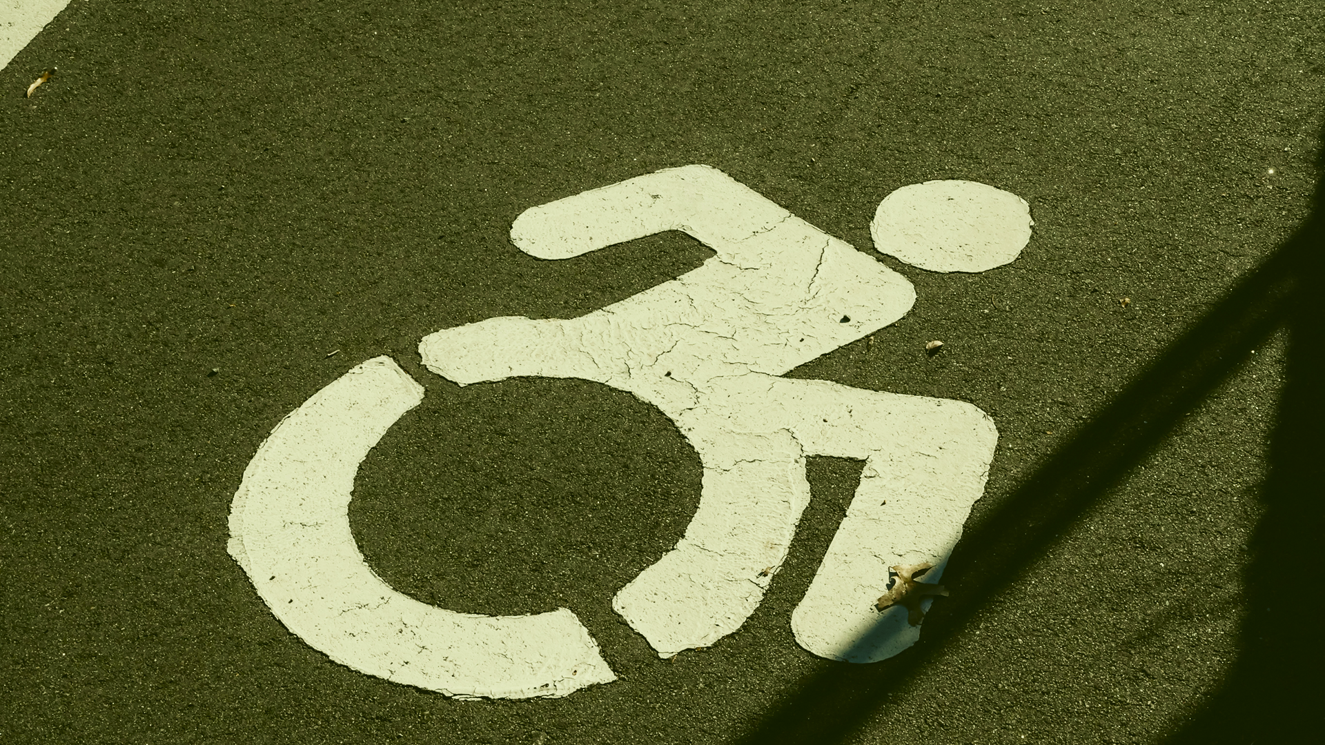 simbolo acessibilidade pintado no asfalto