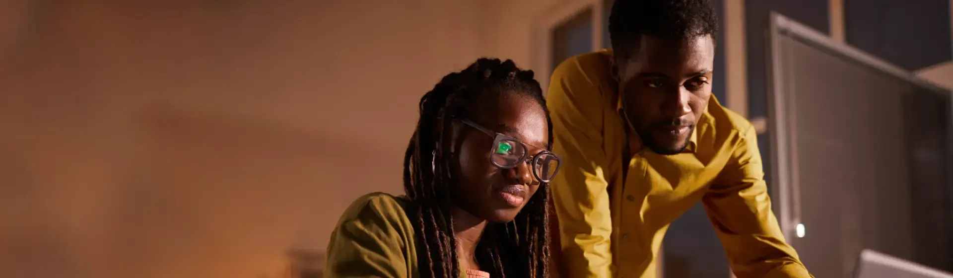 Um casal trabalhando em um escritório.