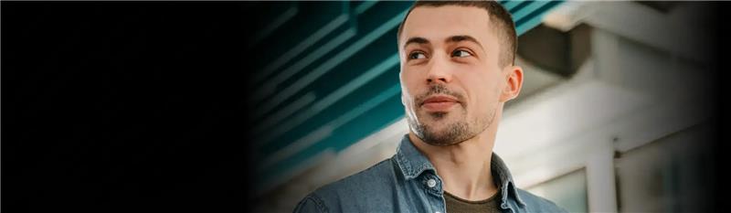 Homem olhando para o lado em direção ao texto sobre assuntos regulatórios da Oi