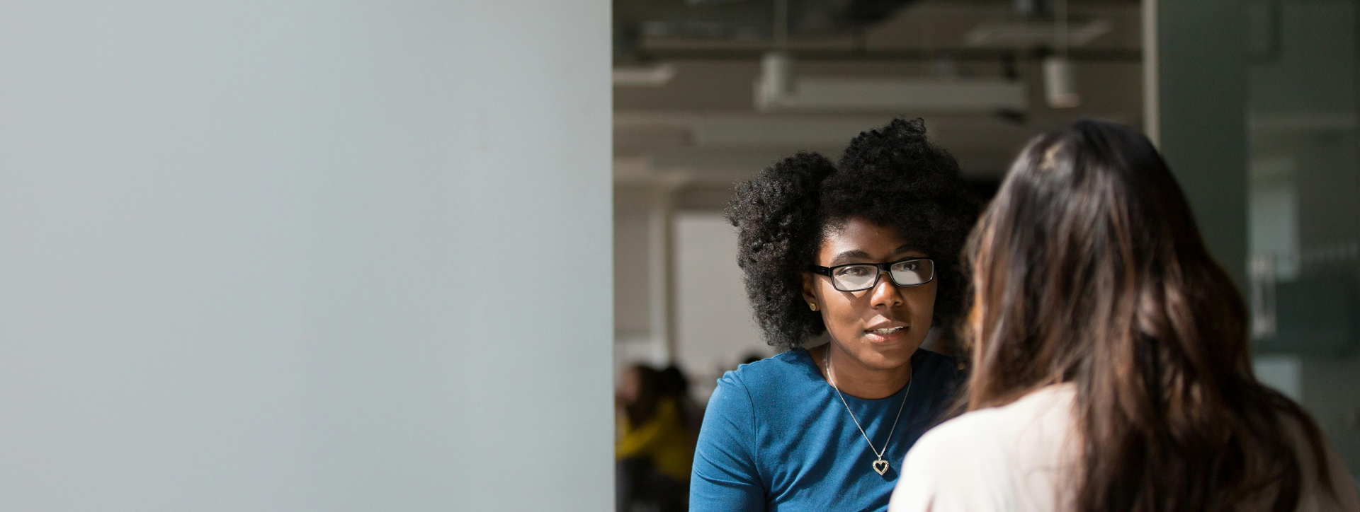 Duas mulheres conversando olhando uma para a outra