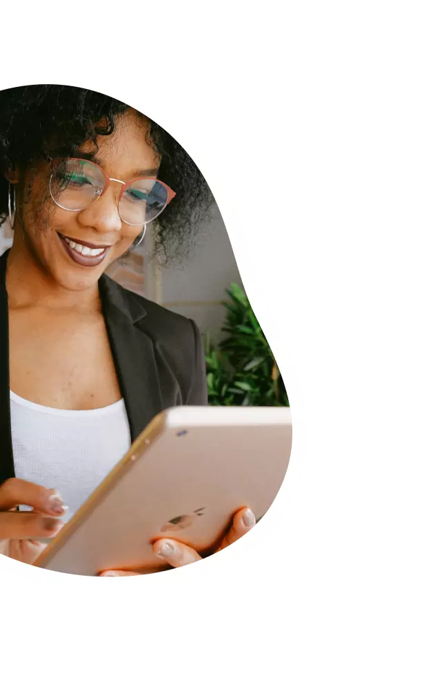 Mulher segurando um tablet, conectada com a internet Oi Fibra