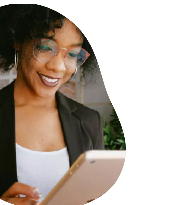 Mulher segurando um tablet, conectada com a internet Oi Fibra