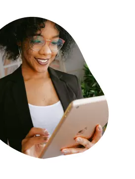 Mulher segurando um tablet, conectada com a internet Oi Fibra