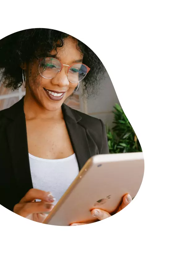 Mulher segurando um tablet, conectada com a internet Oi Fibra