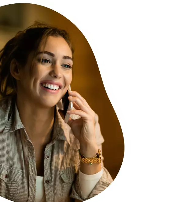 Mulher fala no telefone sobre a internet residencial Oi Fibra