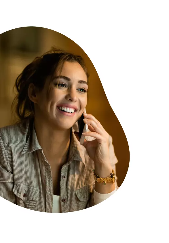 Mulher fala no telefone sobre a internet residencial Oi Fibra